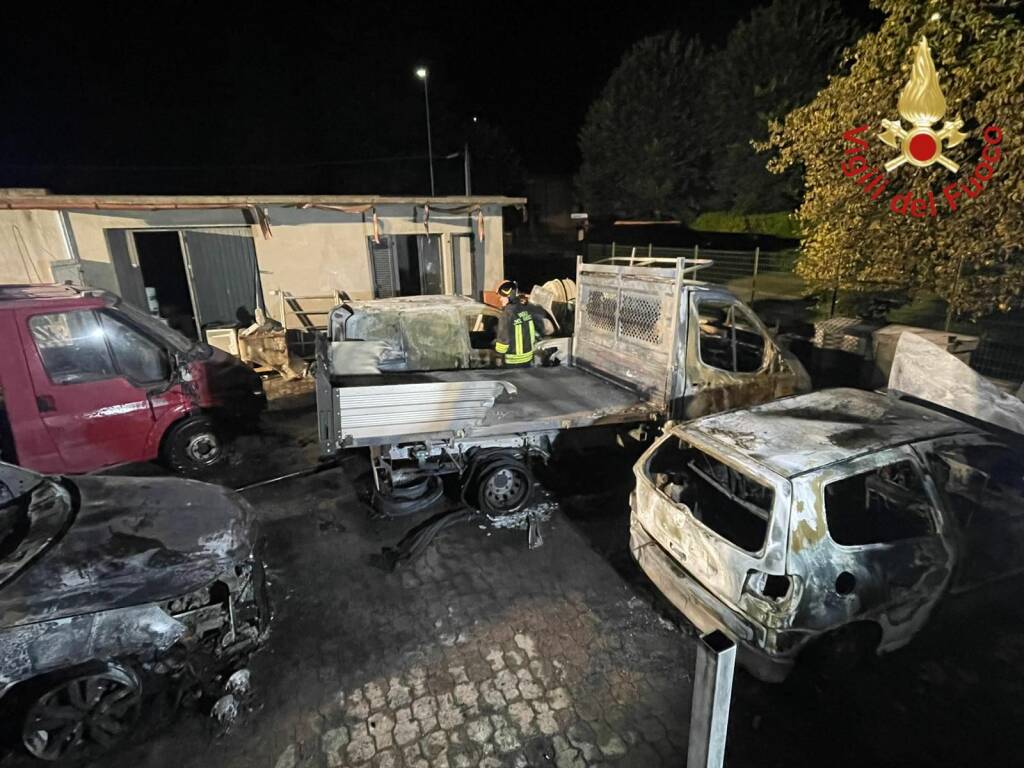 incendio notte a lurate caccivio intervento vigili del fuoco distrutte due auto e tre furgoni