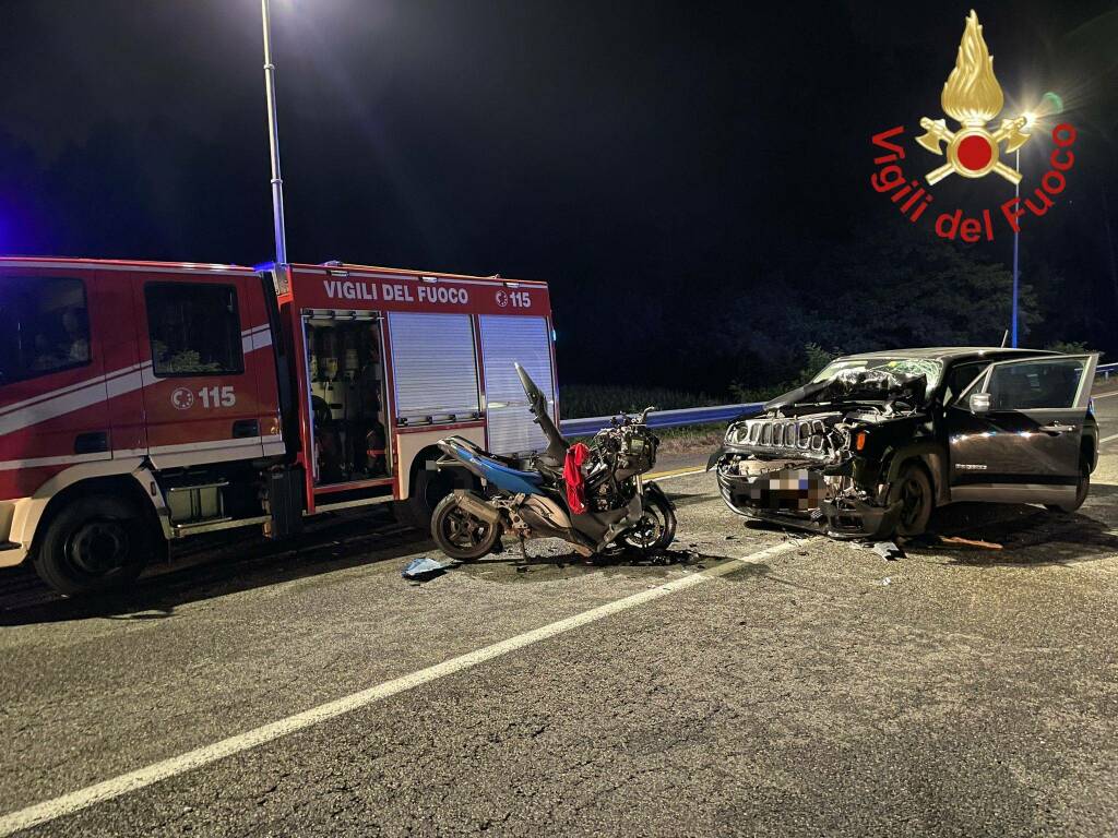 incidente auto moto notte a guanzate via roma mezzi coinvolti e soccorsi vigili fuoco