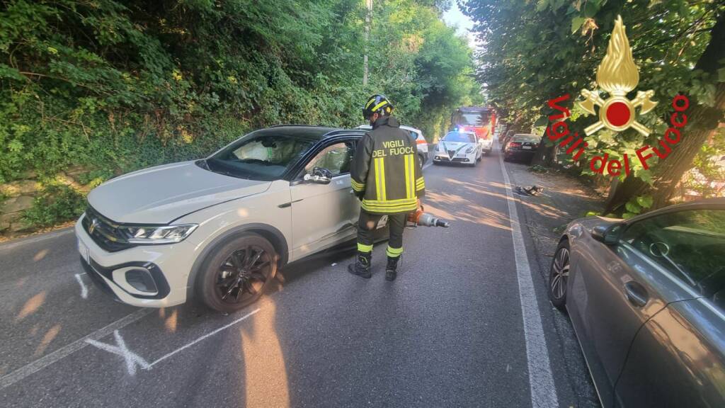 incidente via per san fermo a como vigili del fioco auto coinvolte