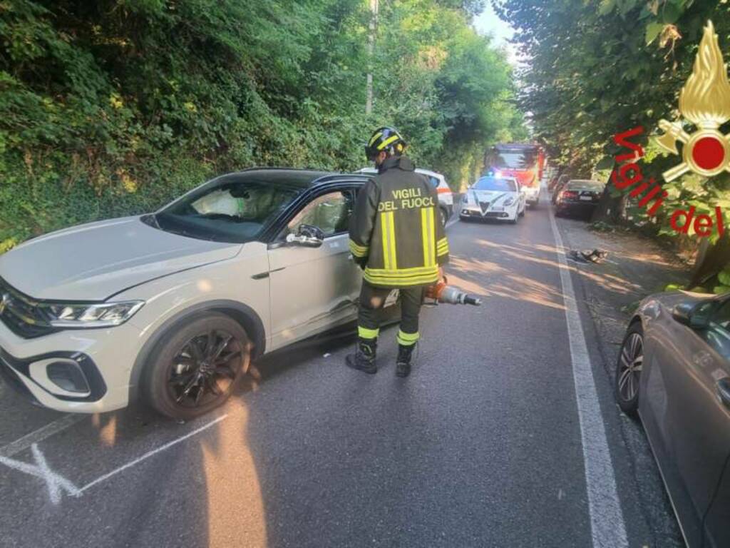 incidente via per san fermo a como vigili del fioco auto coinvolte