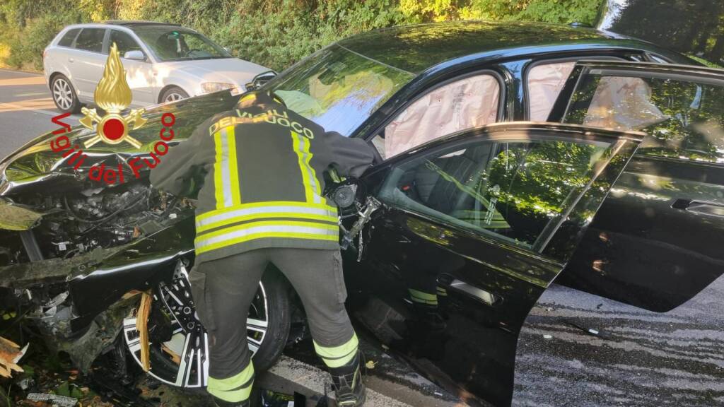 incidente via per san fermo a como vigili del fioco auto coinvolte