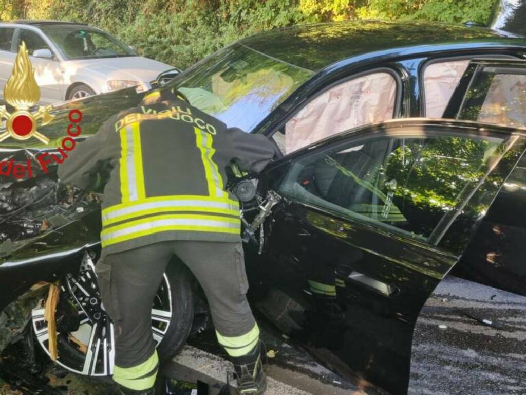 incidente via per san fermo a como vigili del fioco auto coinvolte