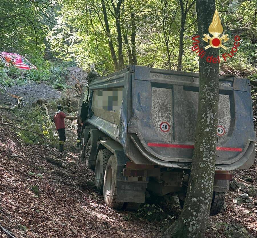 incidenti a germasino ed uggiate con ronago, autocarro nel burrone e scontro auto moto