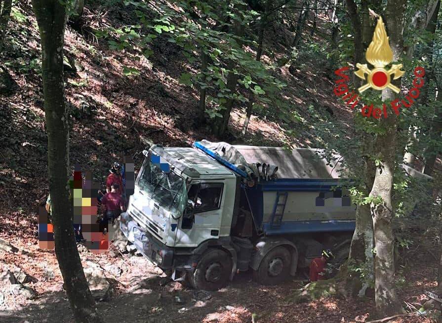 incidenti a germasino ed uggiate con ronago, autocarro nel burrone e scontro auto moto