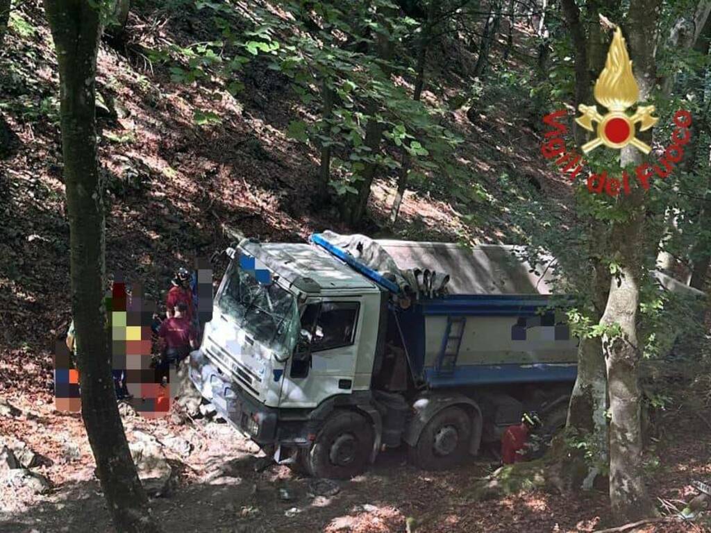 incidenti a germasino ed uggiate con ronago, autocarro nel burrone e scontro auto moto