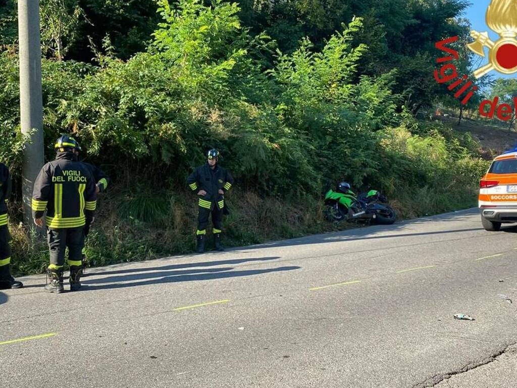 incidenti a germasino ed uggiate con ronago, autocarro nel burrone e scontro auto moto