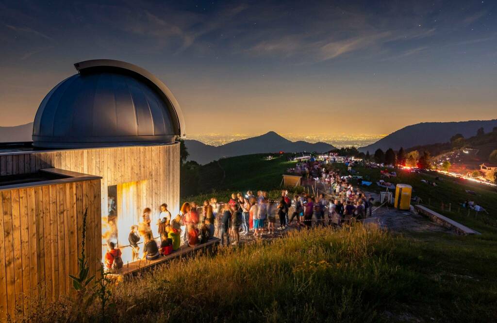 nuovo osservatorio astronomico di sormano coda di gente per vedere le stesse campi e gente presente