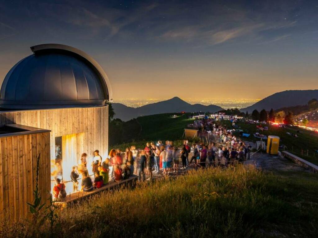 nuovo osservatorio astronomico di sormano coda di gente per vedere le stesse campi e gente presente