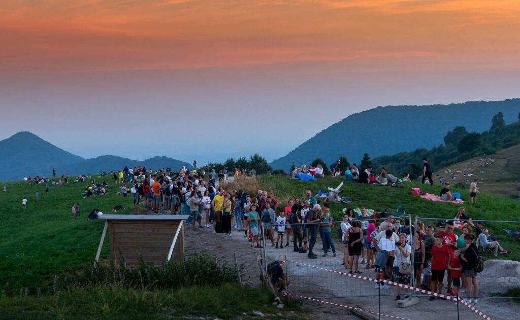 nuovo osservatorio astronomico di sormano coda di gente per vedere le stesse campi e gente presente