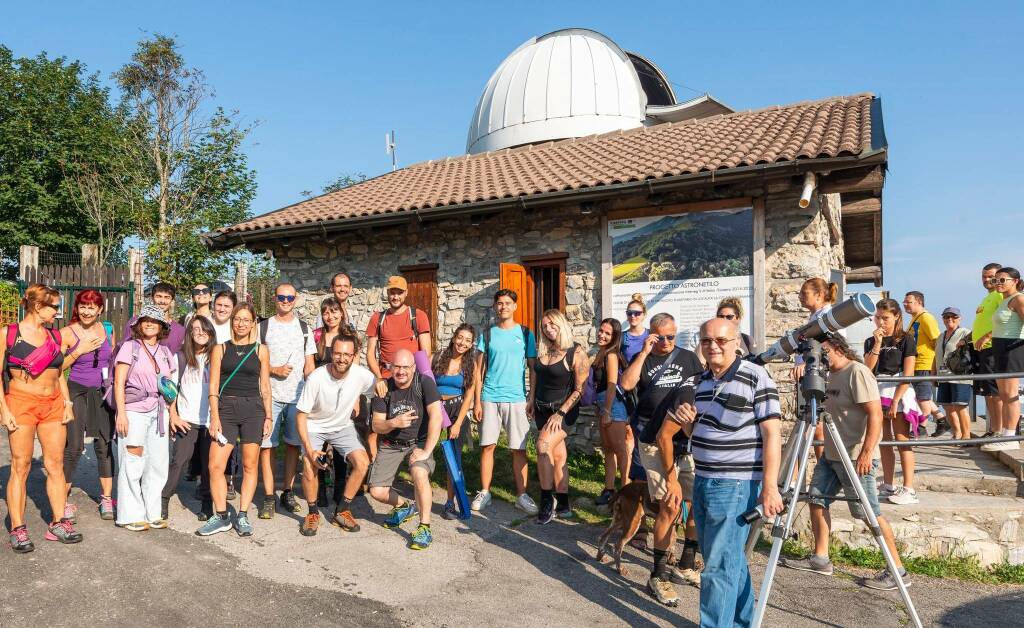 nuovo osservatorio astronomico di sormano coda di gente per vedere le stesse campi e gente presente