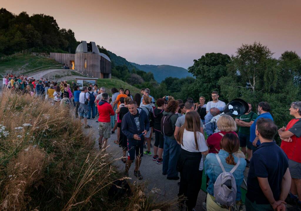 nuovo osservatorio astronomico di sormano coda di gente per vedere le stesse campi e gente presente