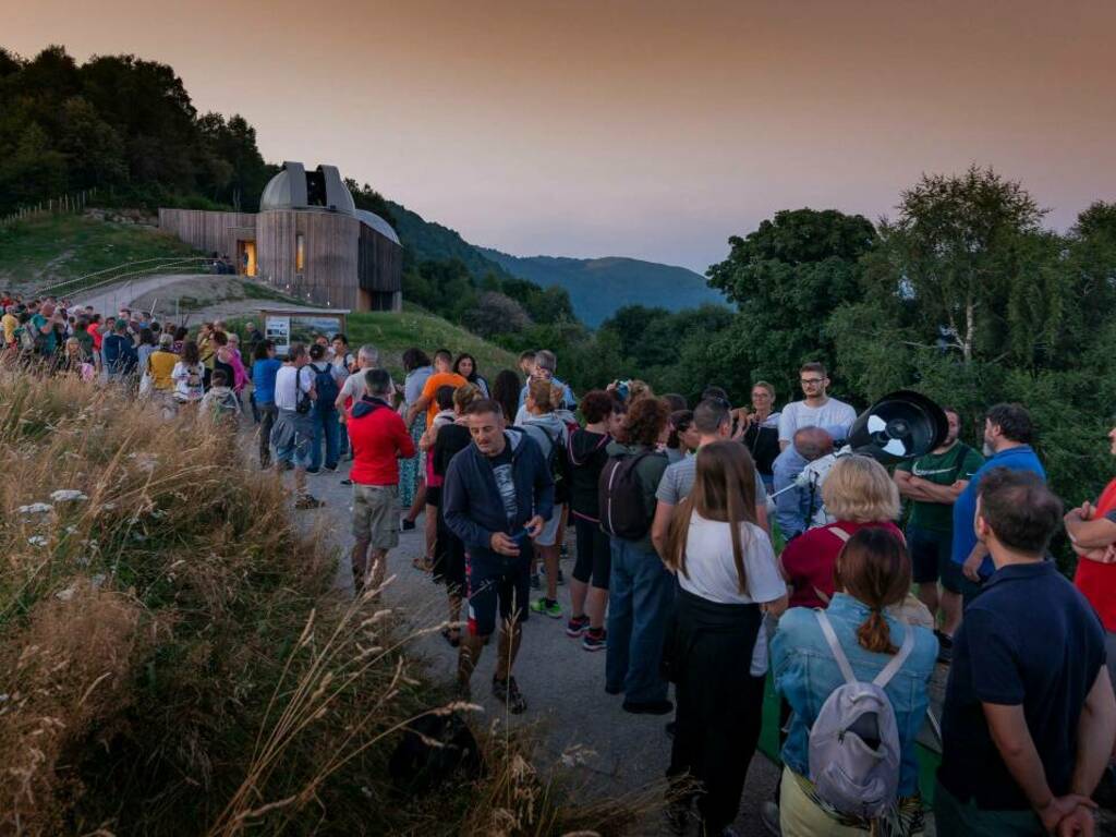 nuovo osservatorio astronomico di sormano coda di gente per vedere le stesse campi e gente presente