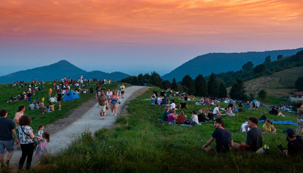 nuovo osservatorio astronomico di sormano coda di gente per vedere le stesse campi e gente presente