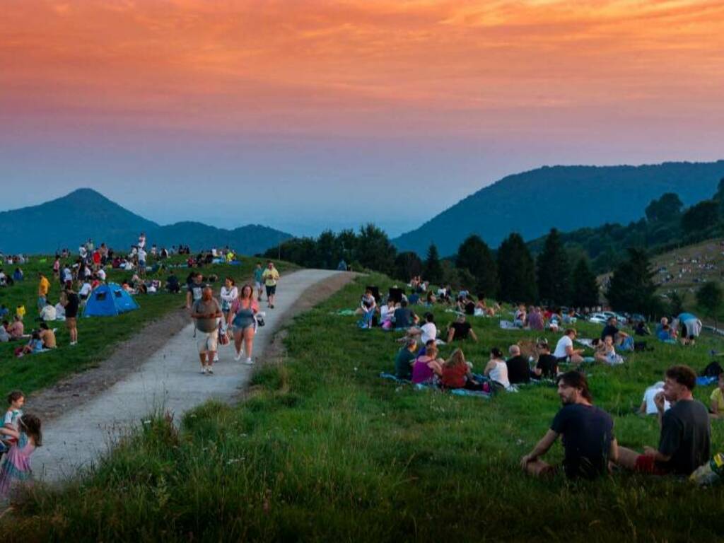 nuovo osservatorio astronomico di sormano coda di gente per vedere le stesse campi e gente presente