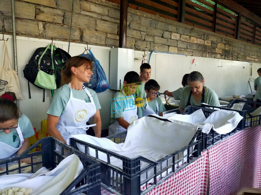 safra degli gnocchi pognanalario con volontari e mentre lavorano in cucina