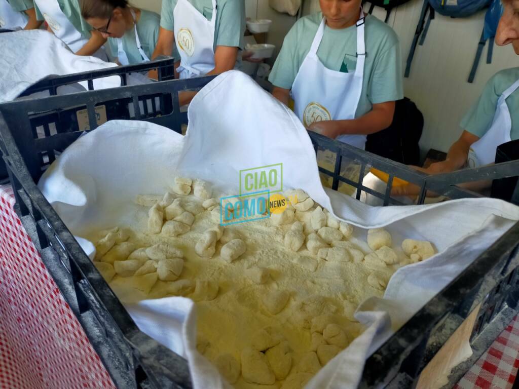 safra degli gnocchi pognanalario con volontari e mentre lavorano in cucina