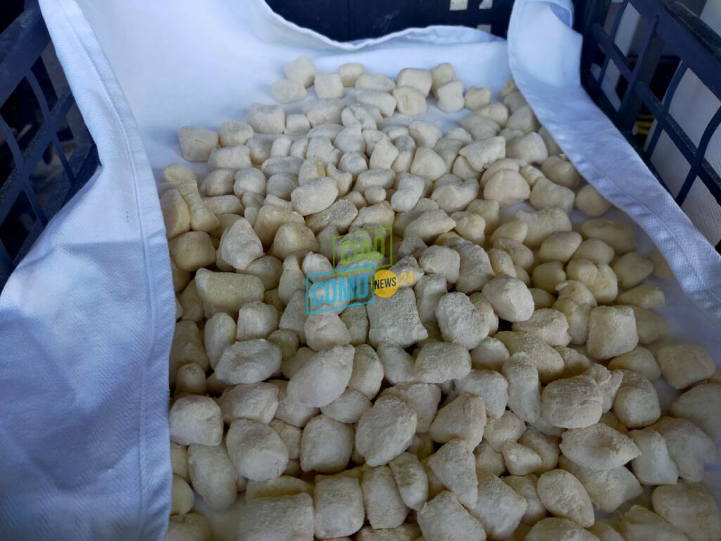 safra degli gnocchi pognanalario con volontari e mentre lavorano in cucina