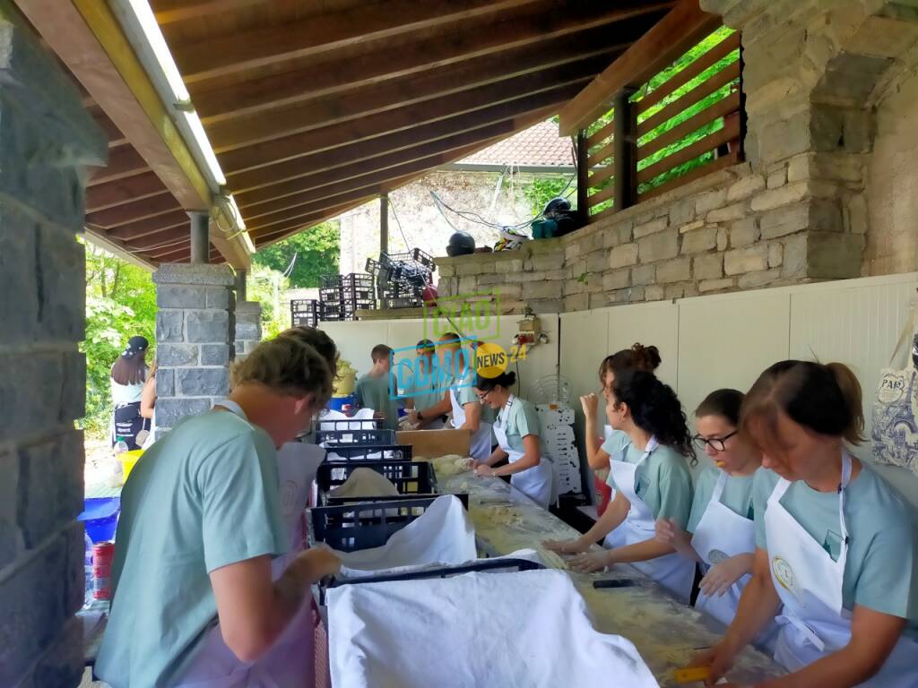 safra degli gnocchi pognanalario con volontari e mentre lavorano in cucina