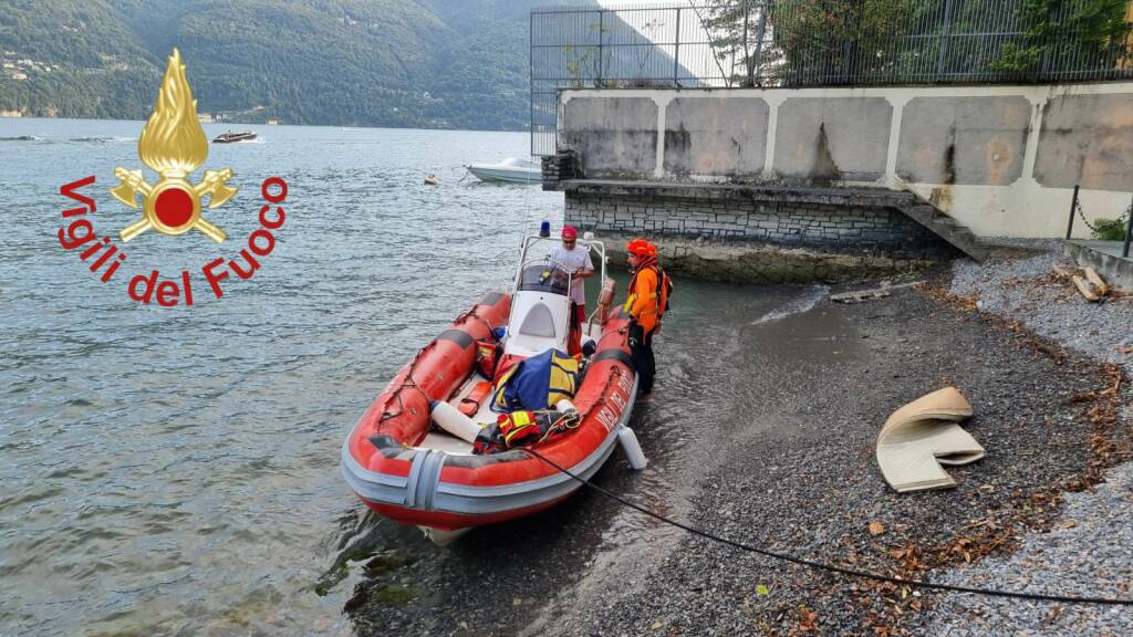 vigili del fuoco recuoero turisti caduti nel lago barca rovesciata gommone vigili