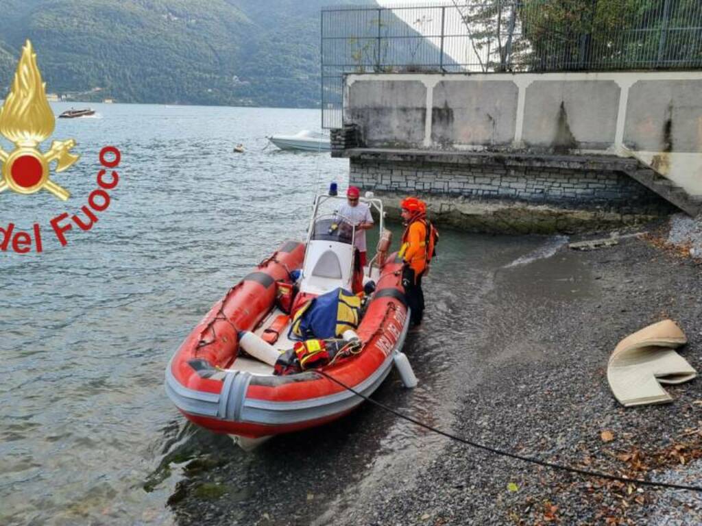 vigili del fuoco recuoero turisti caduti nel lago barca rovesciata gommone vigili