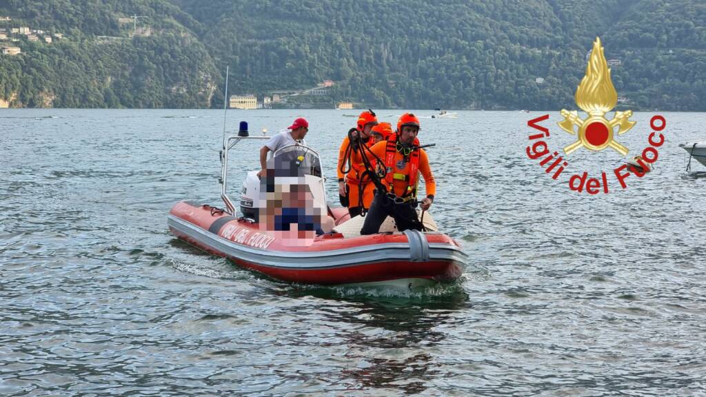 vigili del fuoco recuoero turisti caduti nel lago barca rovesciata gommone vigili