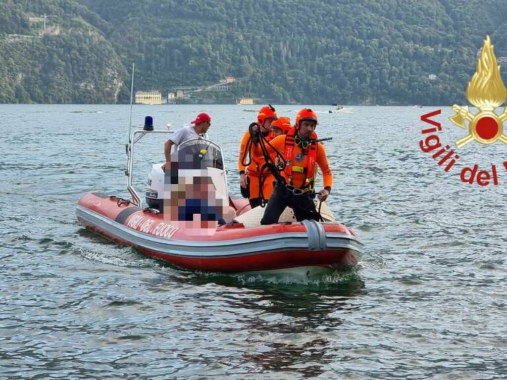 vigili del fuoco recuoero turisti caduti nel lago barca rovesciata gommone vigili