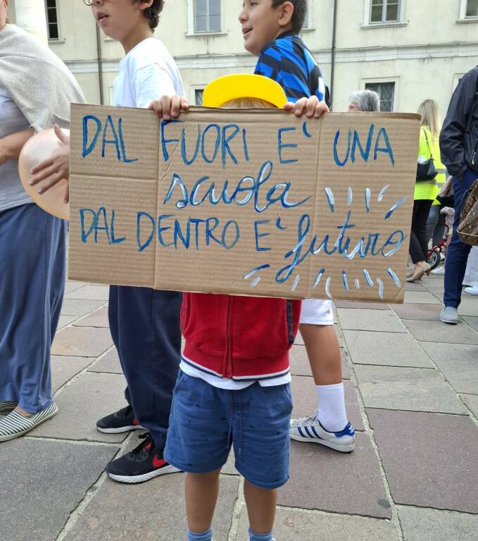 anifestazione contro chiusura scuole di como piazza verdi