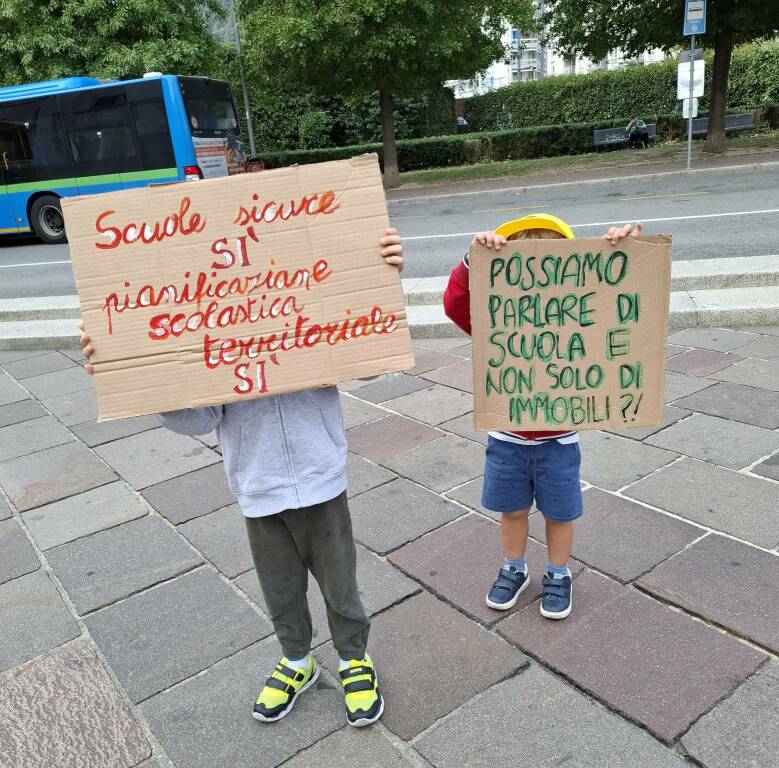 anifestazione contro chiusura scuole di como piazza verdi