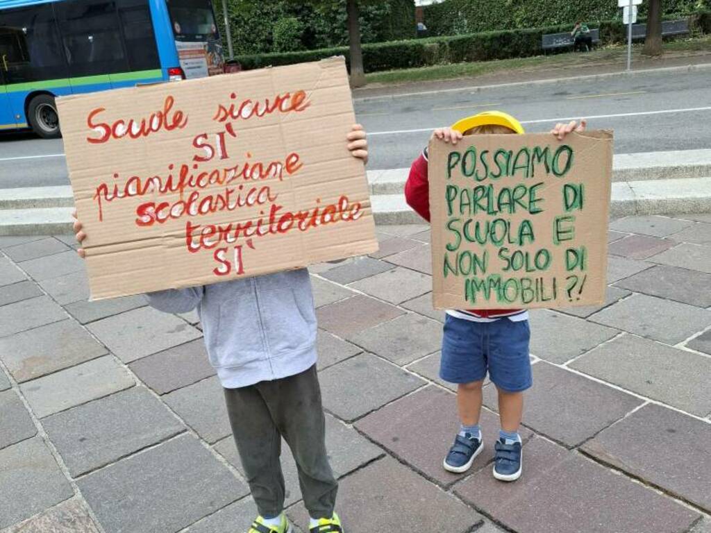 anifestazione contro chiusura scuole di como piazza verdi