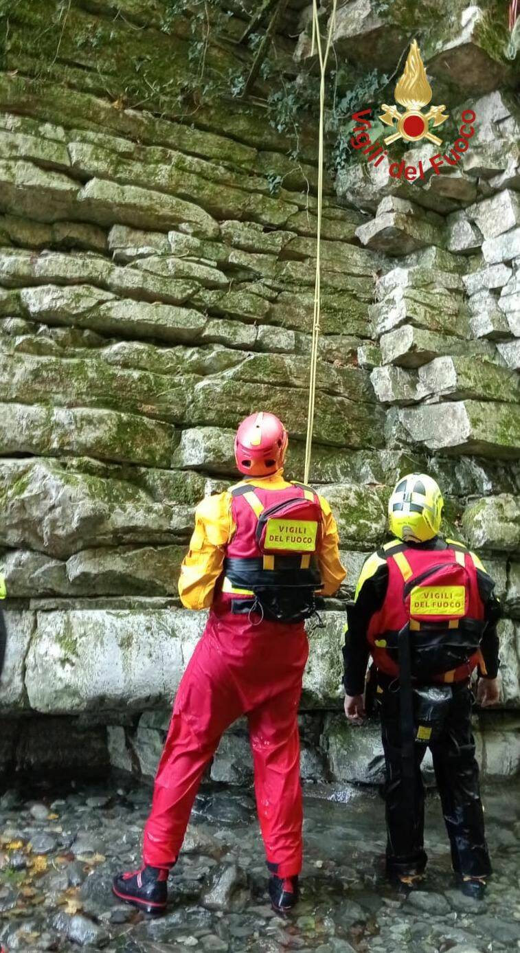 argegno incidente fiume telo operaio vola nel torrente e muore recupero vigili fuoco