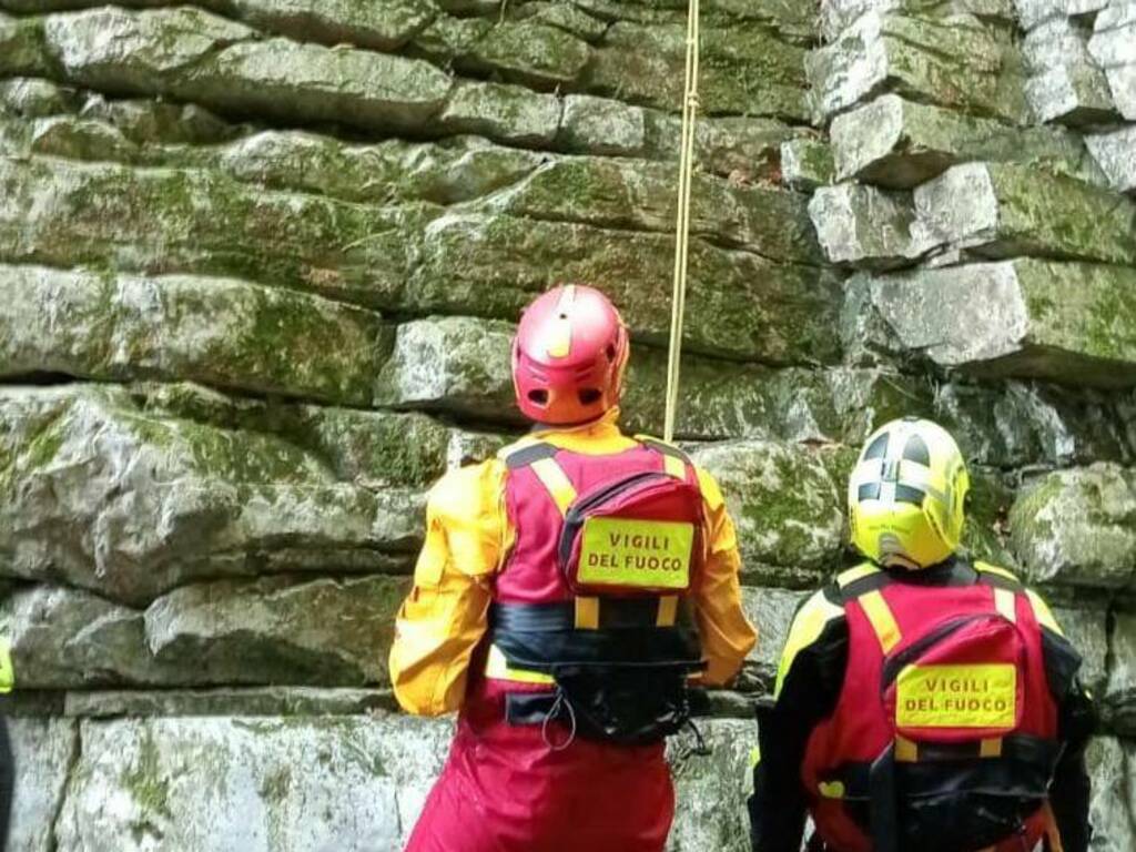 argegno incidente fiume telo operaio vola nel torrente e muore recupero vigili fuoco