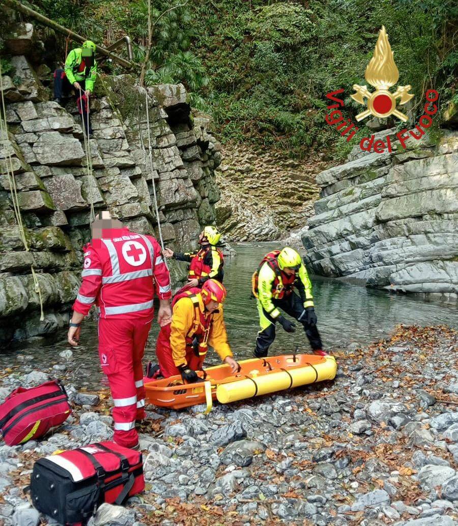 argegno incidente fiume telo operaio vola nel torrente e muore recupero vigili fuoco