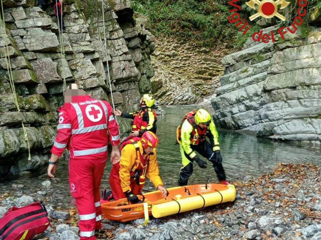 argegno incidente fiume telo operaio vola nel torrente e muore recupero vigili fuoco