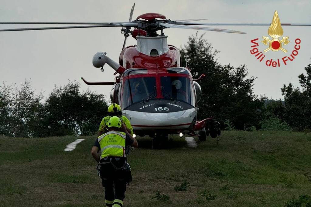 bolettone arriva l'elicottero dei vigili del fuoco per soccorrere una donna con il cane che sta male