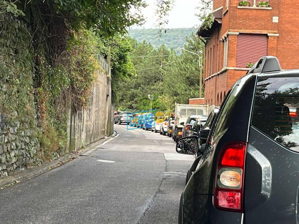 caos via torno per lavori non previsti lungolago di como asfalto nuovo posato in mattinata