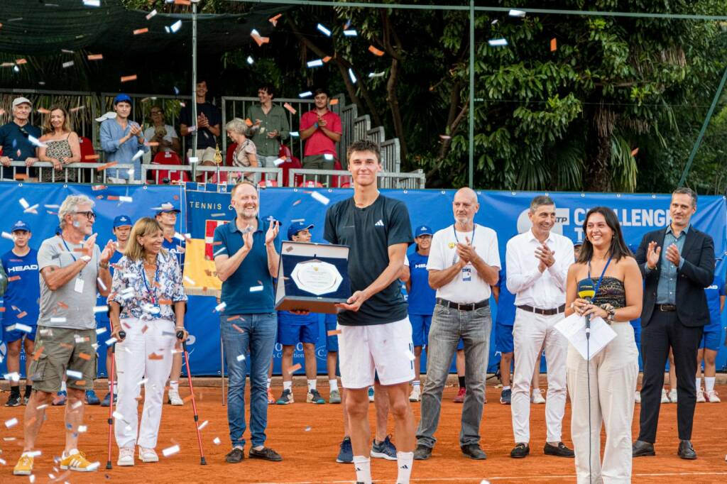 challenger atp como finale 2024 vince il francese debru premiazioni sindaco rapinese tennis como