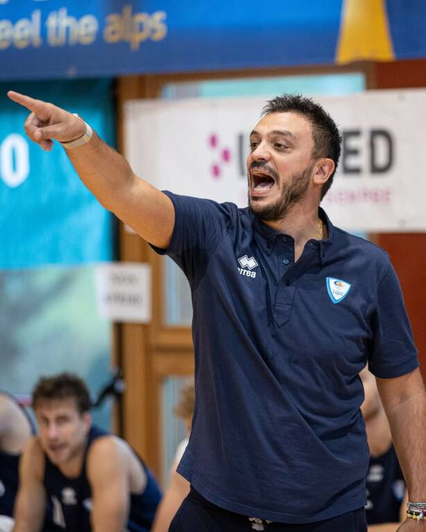 coach brienza s.bernardo cantù e giocatori alla valtellina cup livigno