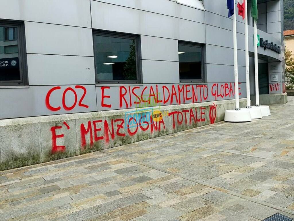 como scritte vernice rossa sui muri della regione contro co2 e riscaldamento globale