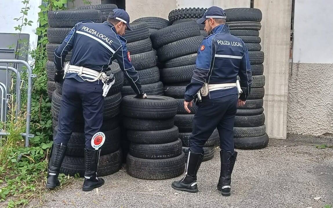 trovato autore abbandono pneumatici Cantù