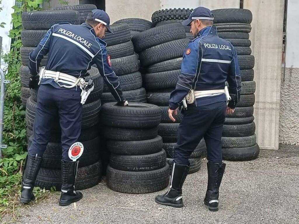 trovato autore abbandono pneumatici Cantù