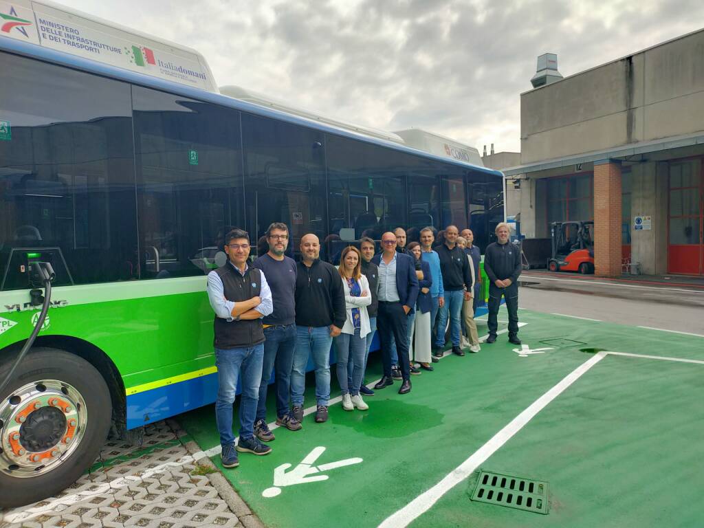 gruppo di lavoro per bus elettrici a como asf amministratore e suoi aiutanti foto gruppo tavernola