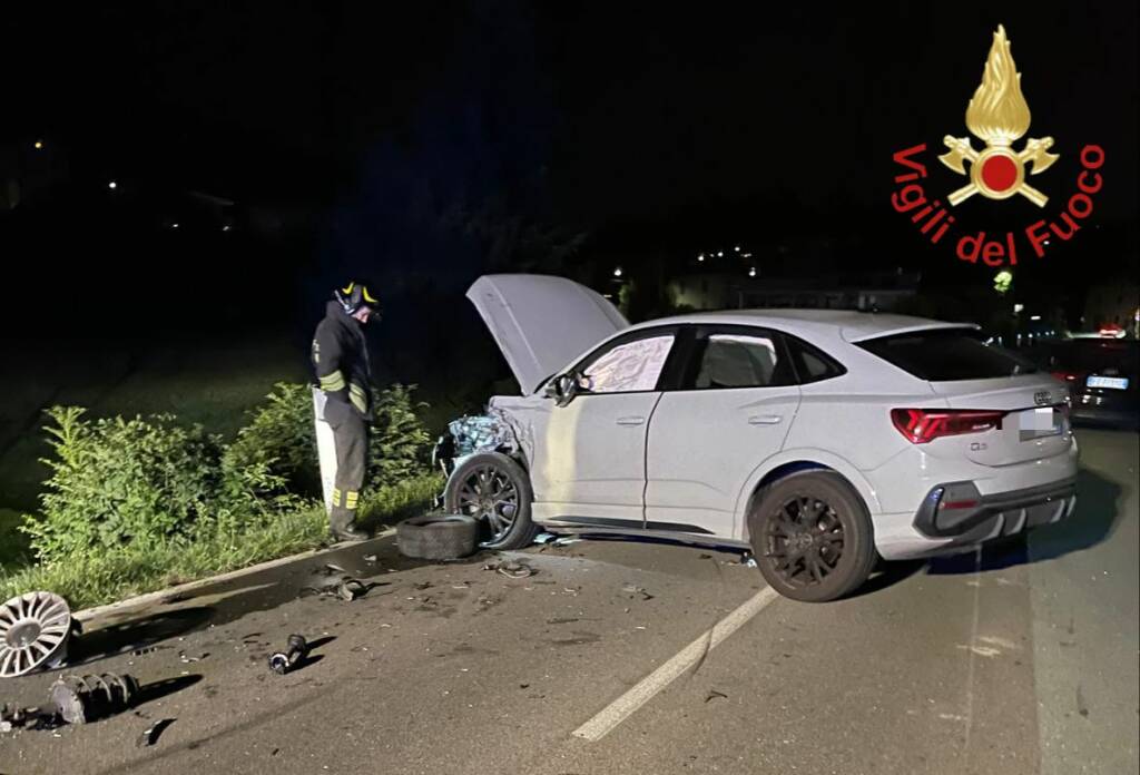 incidente a erba via nuova valassina scontro tra auto ieri sera soccorsi vigili del fuoco