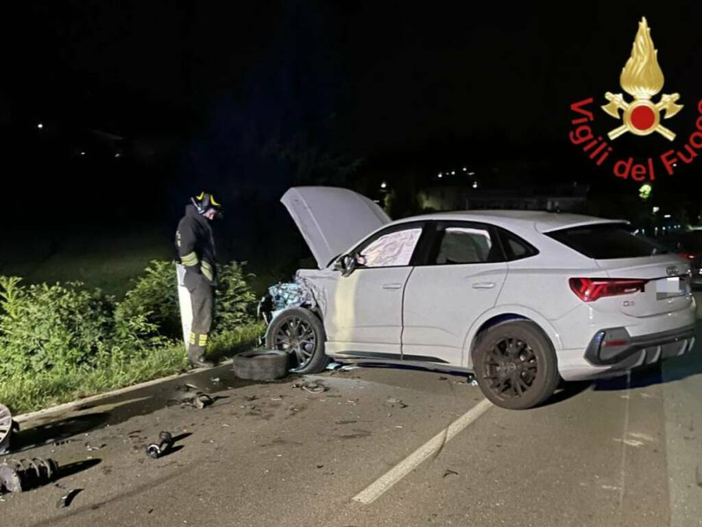 incidente a erba via nuova valassina scontro tra auto ieri sera soccorsi vigili del fuoco