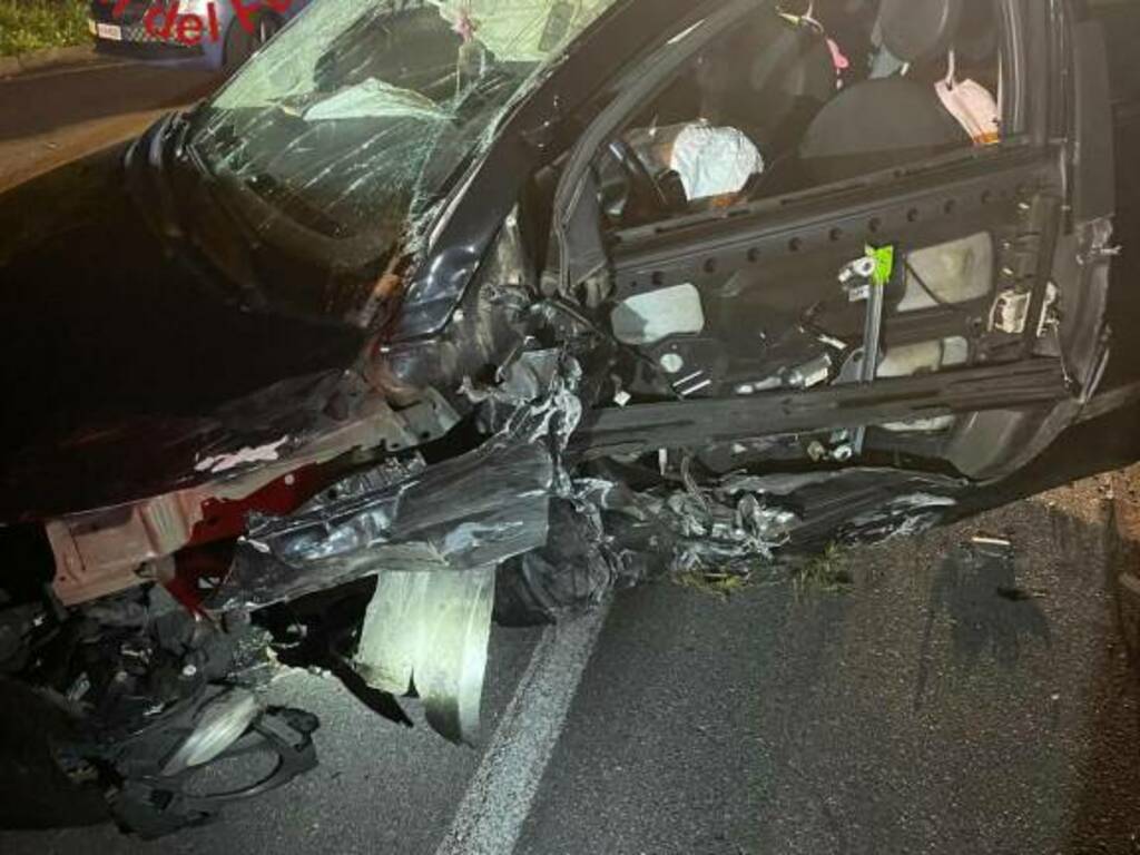 incidente a erba via nuova valassina scontro tra auto ieri sera soccorsi vigili del fuoco