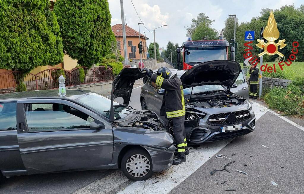 incidente montano lucino scontro auto anche una elettrica coinvolta intervento dei vigili del fuoco