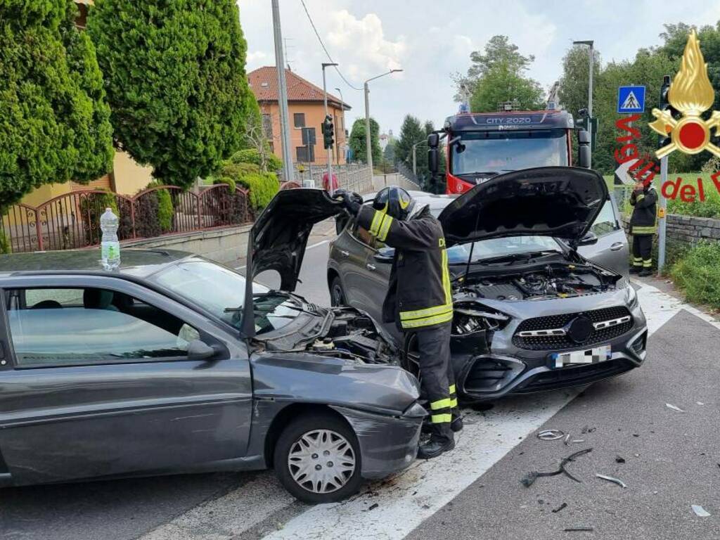 incidente montano lucino scontro auto anche una elettrica coinvolta intervento dei vigili del fuoco