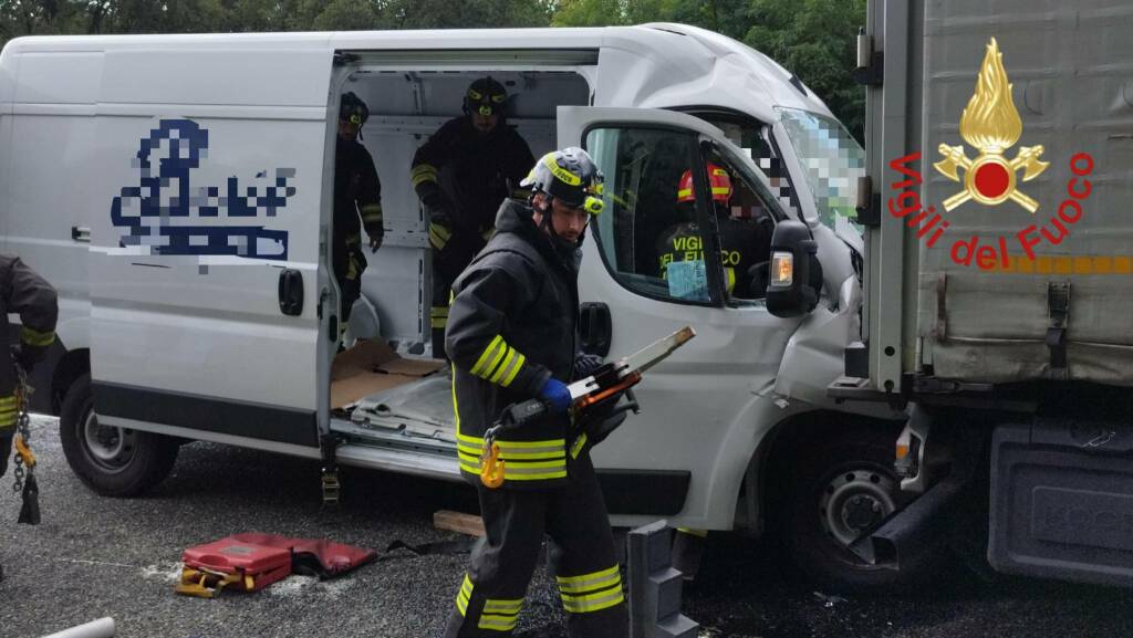 incidente tra furgone e camion autostrada a9 tra lomazzo e fino