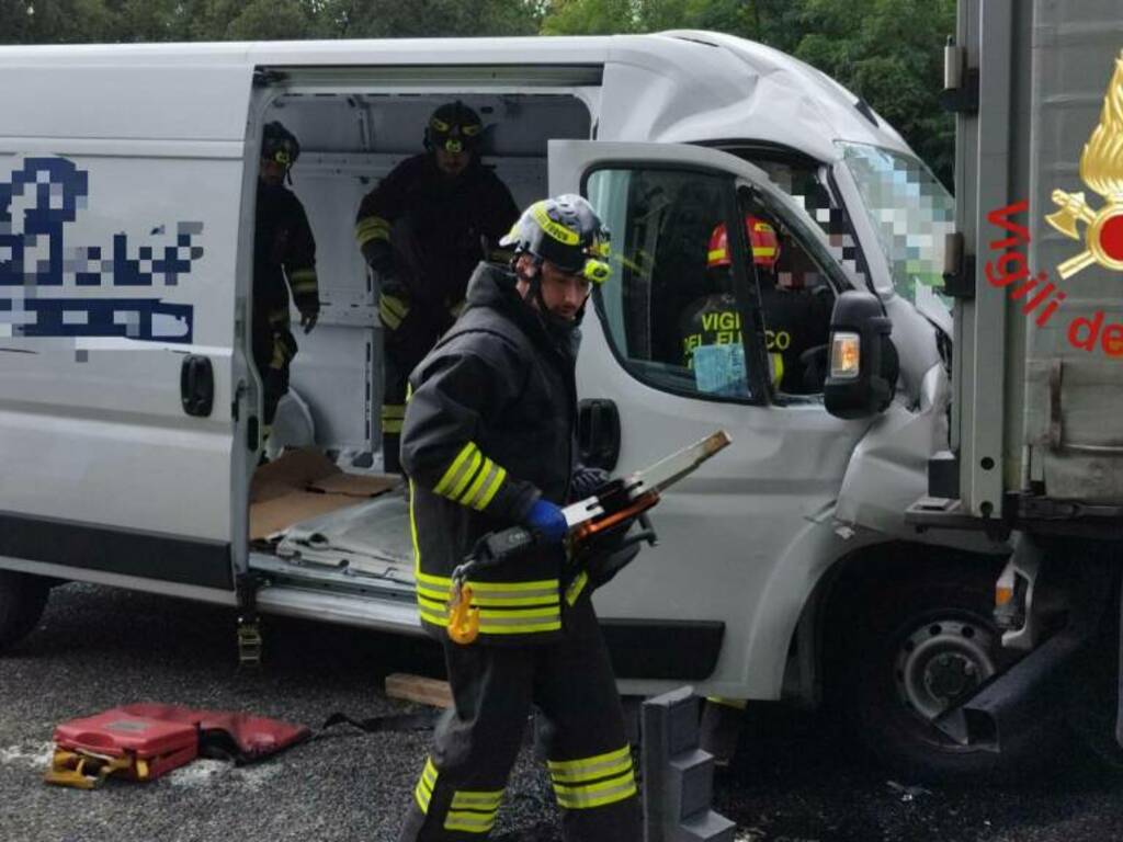 incidente tra furgone e camion autostrada a9 tra lomazzo e fino