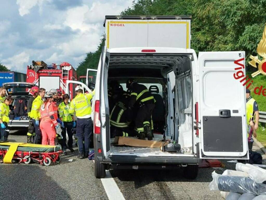 incidente tra furgone e camion autostrada a9 tra lomazzo e fino