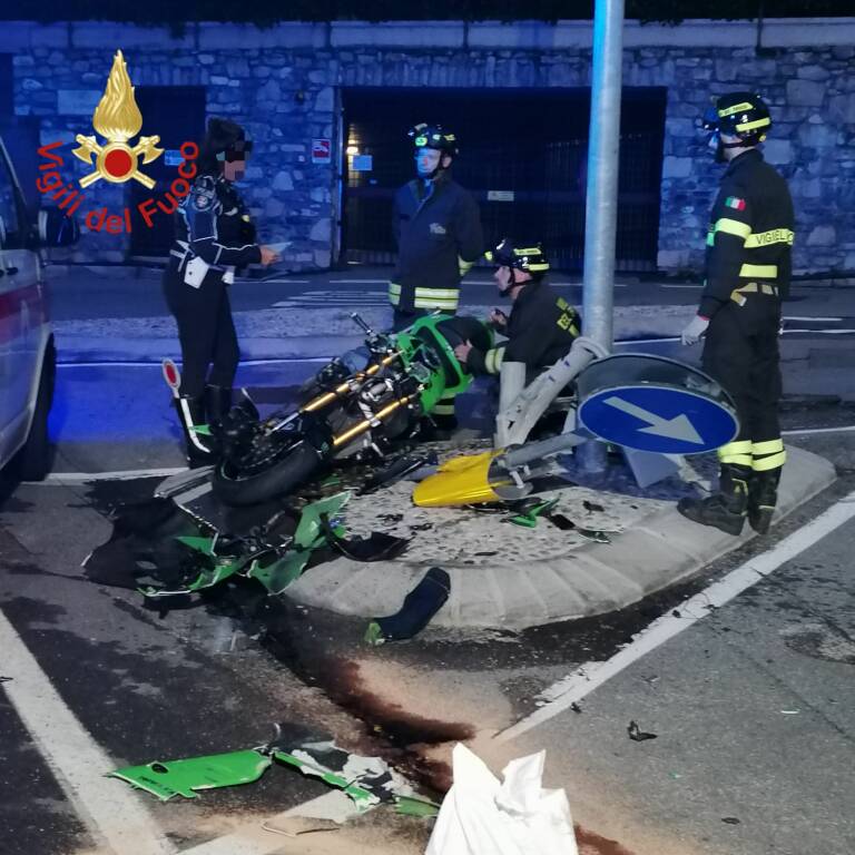 incidente via bellinona monte olimpino scontro auto e moto rilievi soccorsi vigili del fuoco